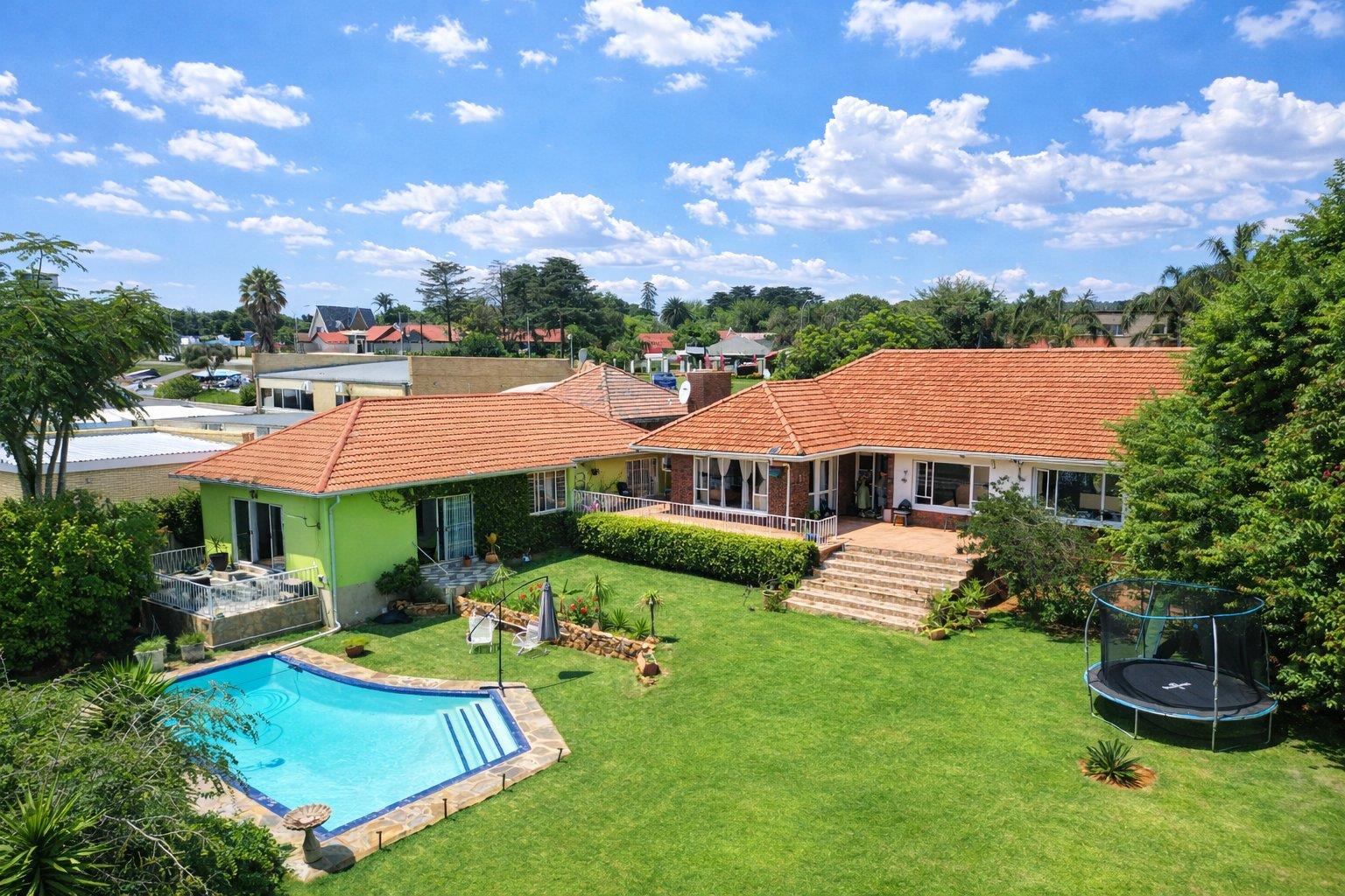 5 Bedroom House in Florida Hills