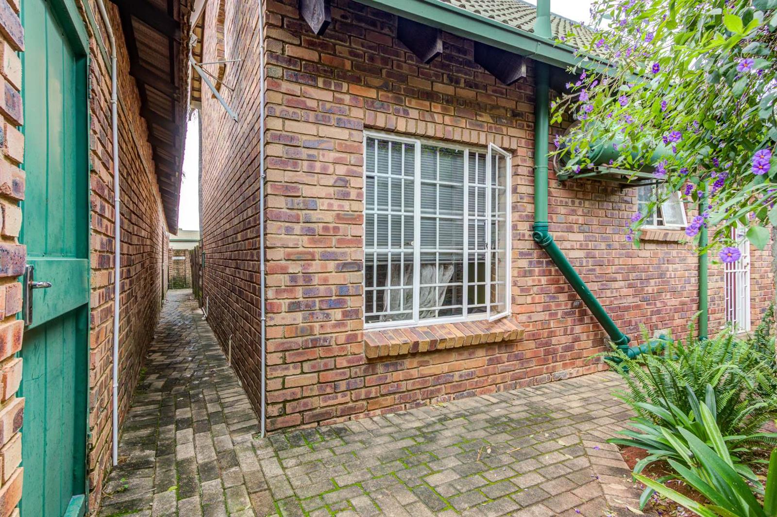 House in Glen Marais - More