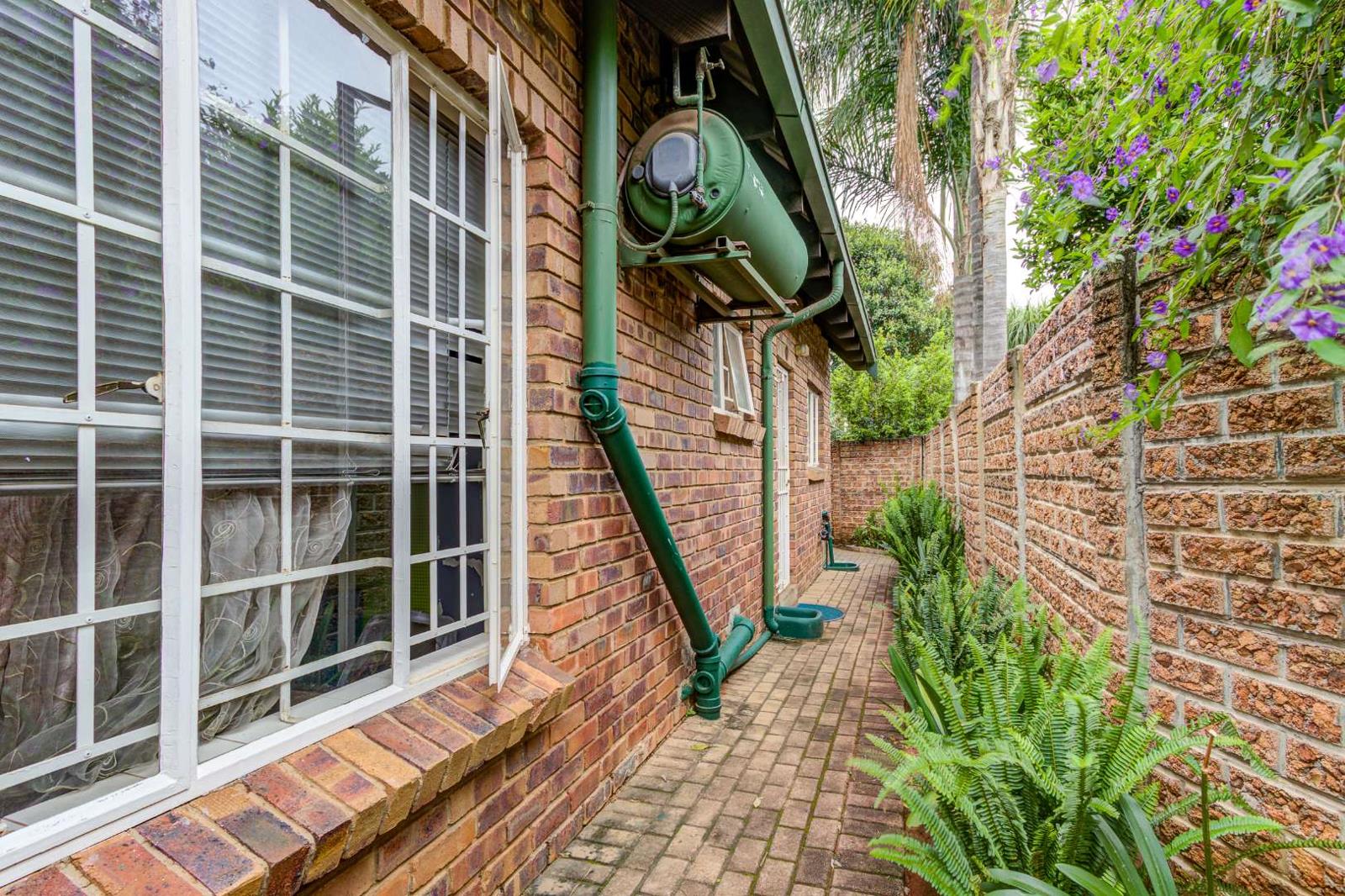 House in Glen Marais - View 3