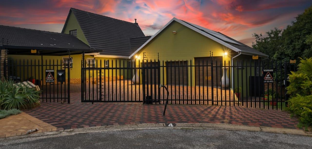 5 Bedroom House in Roodekrans