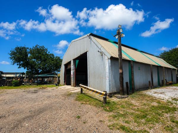 8 400 m² Land