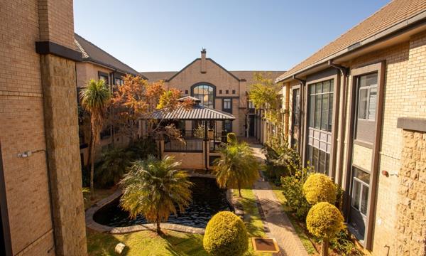 1 715  m² Commercial space