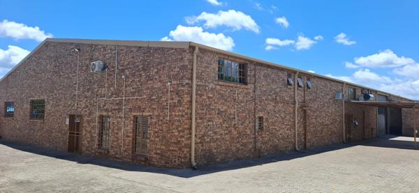 876  m² Commercial space