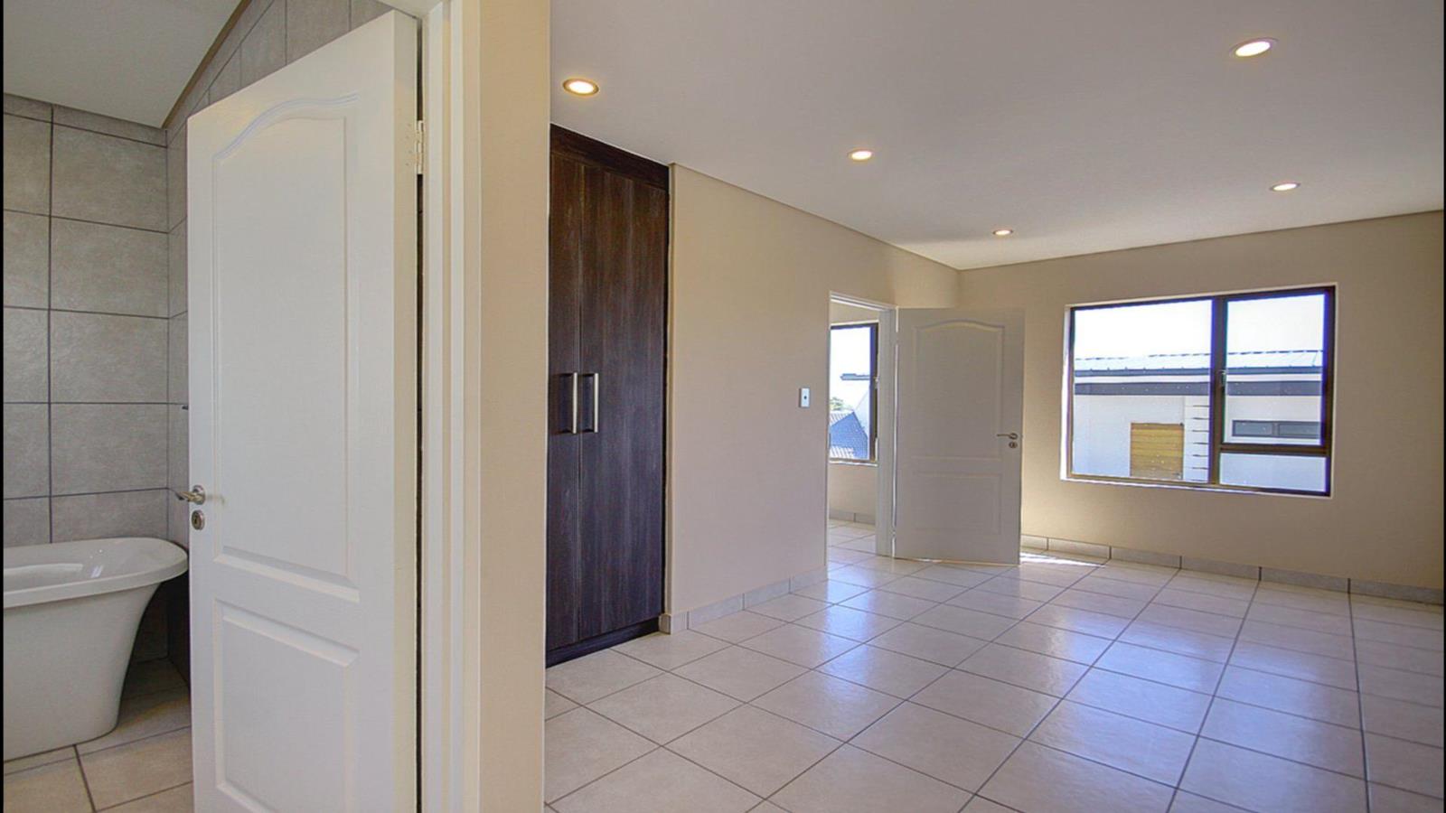 Apartment in Northcliff, Risidale, Johannesburg Ward 88 - View 3