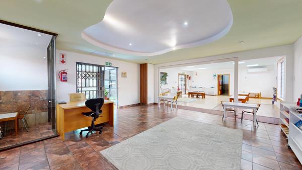 736 m² Commercial space