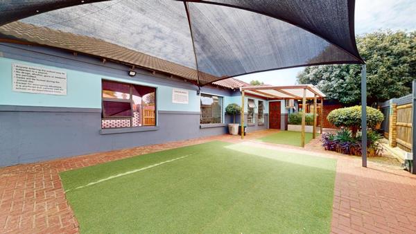 736  m² Commercial space