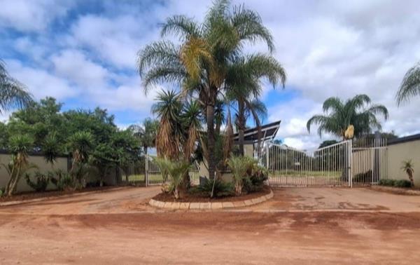 748 m² Land