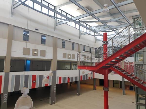 13 000  m² Commercial space