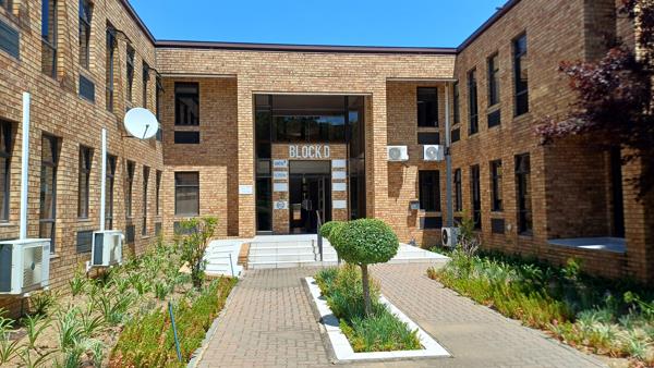 182  m² Commercial space