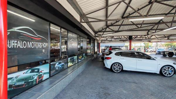 1 400  m² Commercial space