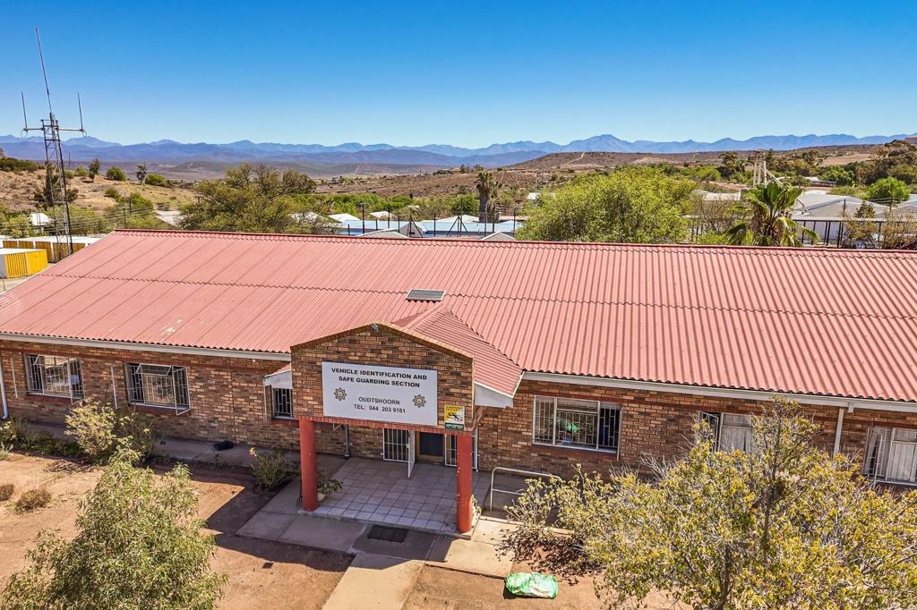 572  m² Commercial space