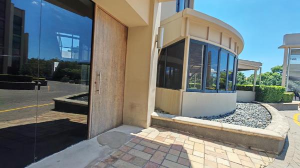 734  m² Commercial space