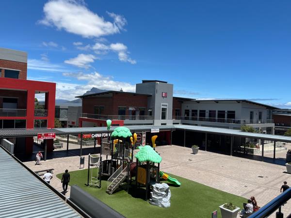 374  m² Commercial space