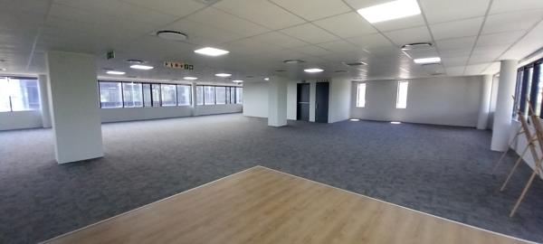 781  m² Commercial space