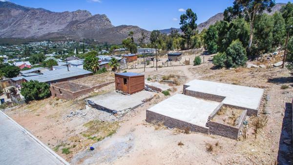 300 m² Land