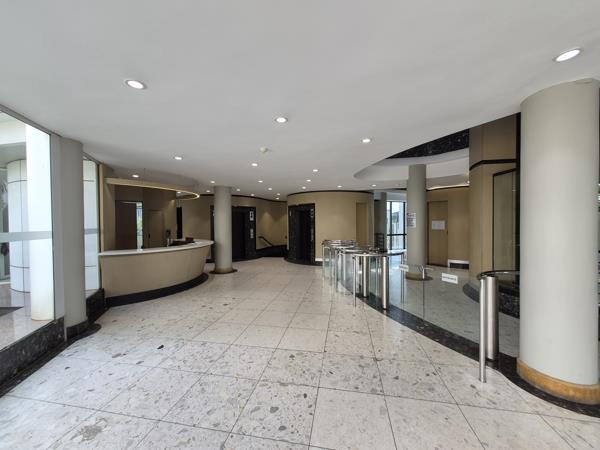 966  m² Commercial space