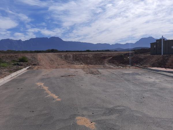 3 310 m² Land