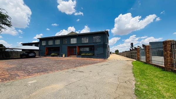 1 215  m² Industrial space