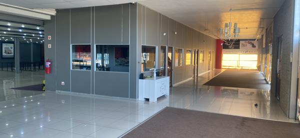 1 600  m² Retail Space