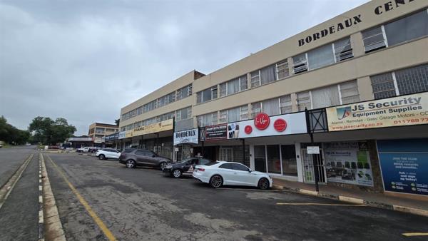 3 165  m² Retail Space