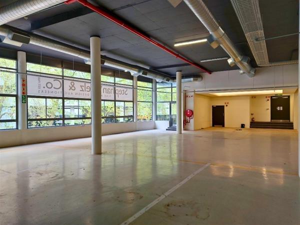 860  m² Commercial space