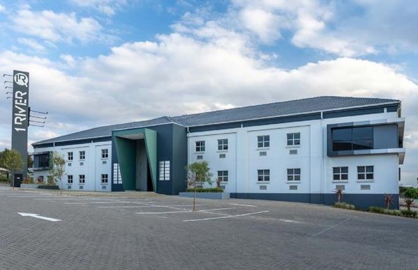 586  m² Commercial space