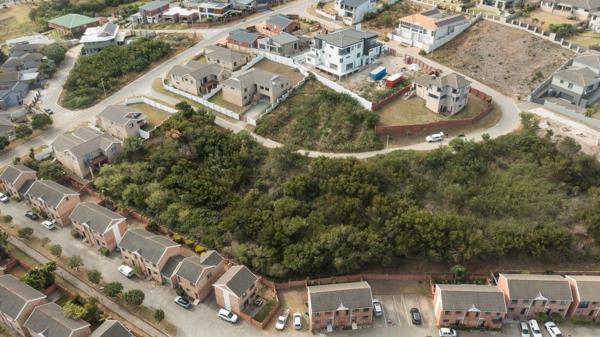 775 m² Land