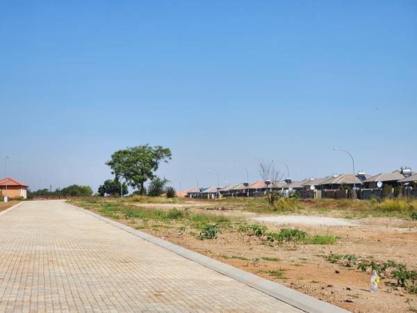300 m² Land