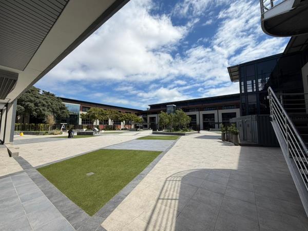 324  m² Commercial space