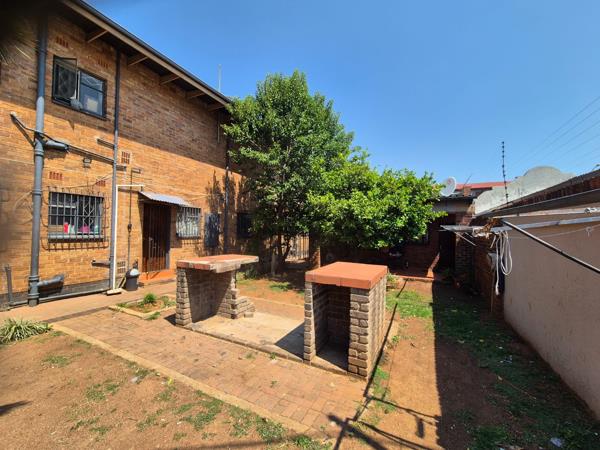 895  m² Commercial space