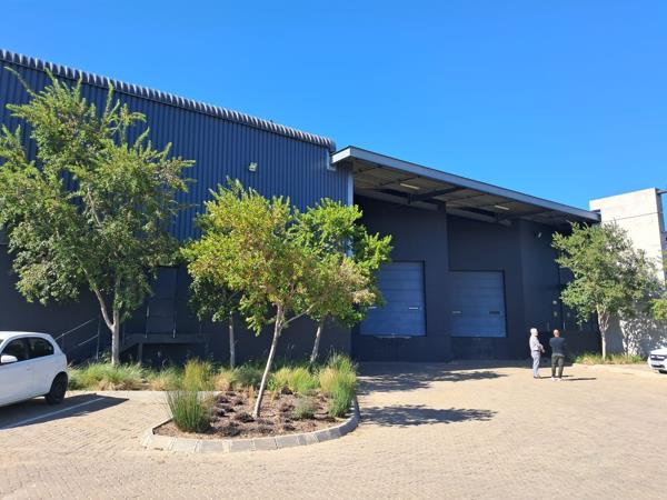 1 100  m² Commercial space