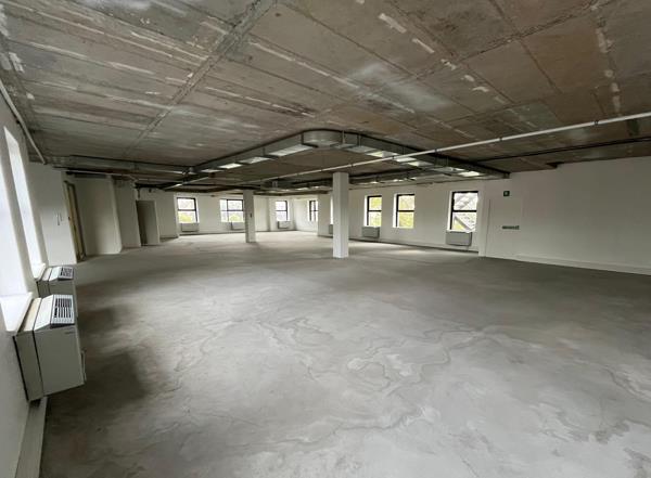 305  m² Commercial space