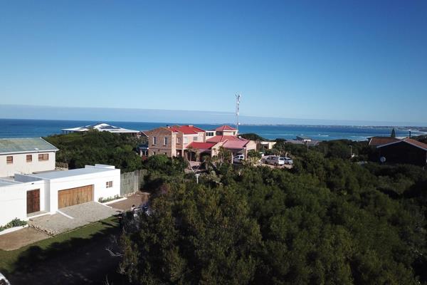 748 m² Land