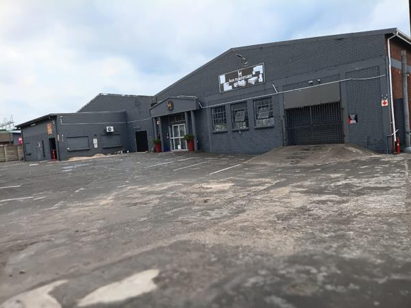 1 720  m² Commercial space