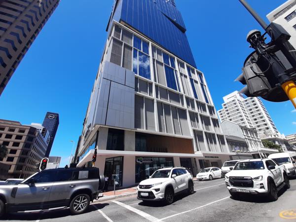 704 m² Commercial space