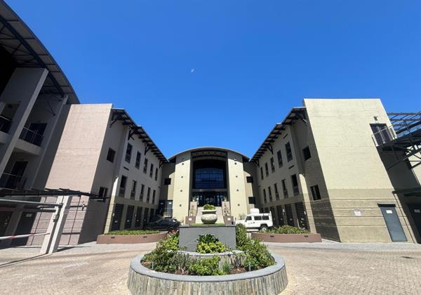 877  m² Commercial space