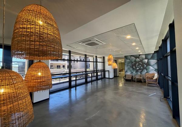 877  m² Commercial space