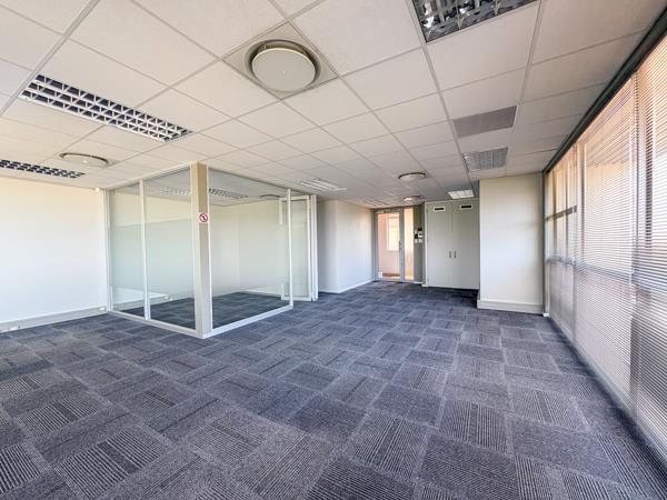 102  m² Commercial space