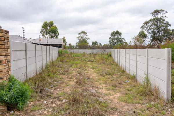 1 079 m² Land