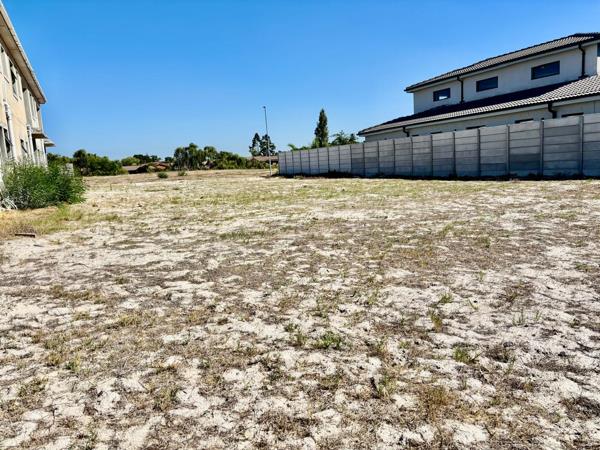 1 070 m² Land