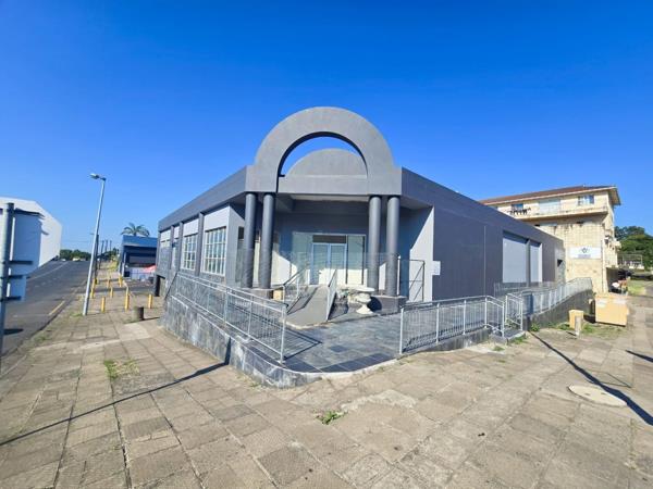 935  m² Commercial space