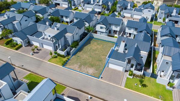 300 m² Land