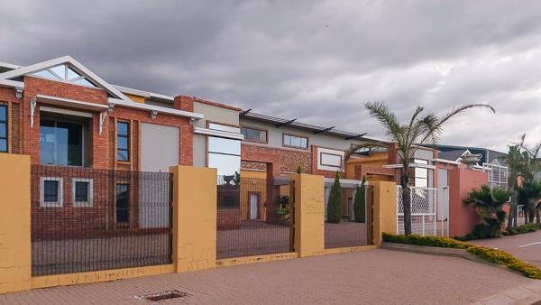 900  m² Commercial space