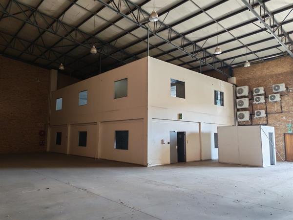 883  m² Industrial space