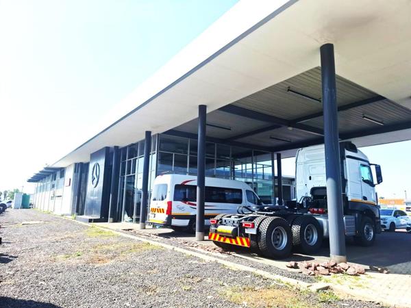 2 400  m² Commercial space