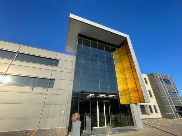 704  m² Commercial space