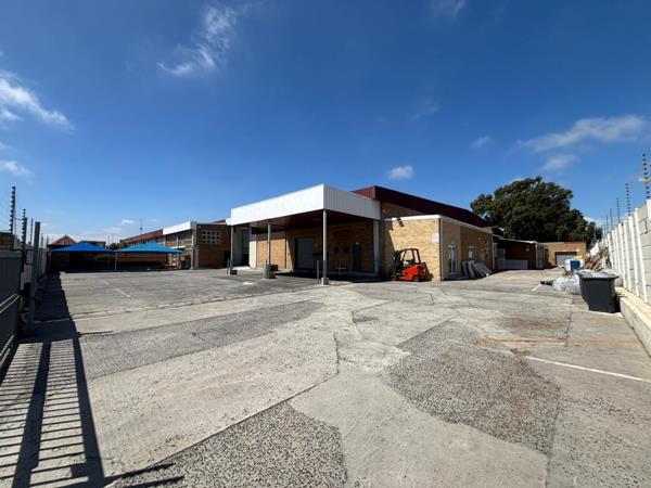 2 300  m² Industrial space