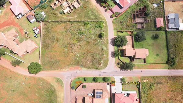 1 210 m² Land