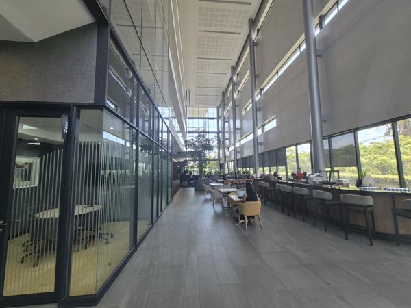 561  m² Commercial space