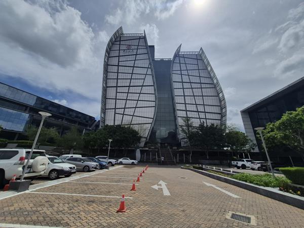 695  m² Commercial space